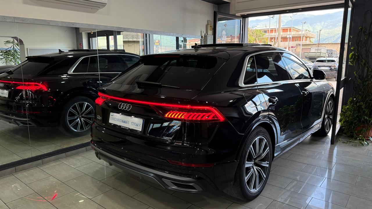 Audi Q8 55 TFSI e quattro Sport sline tetto