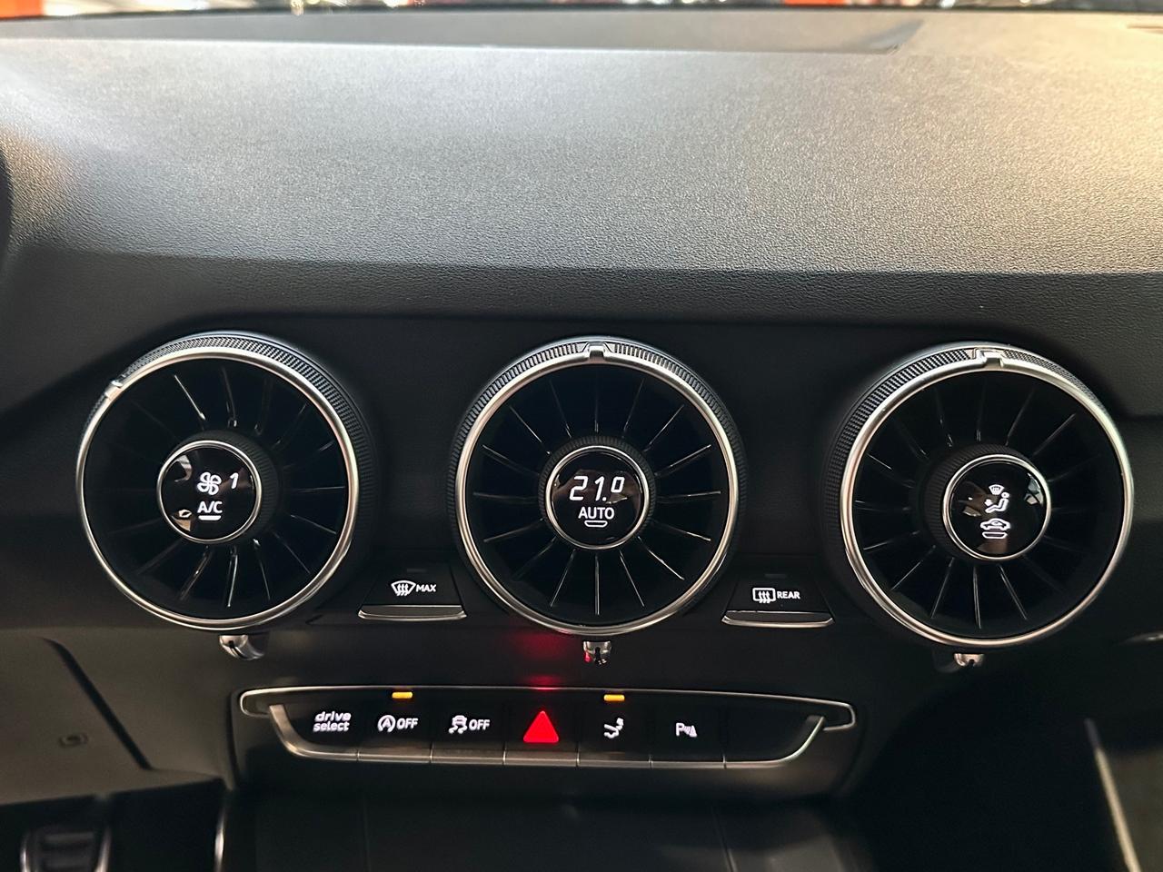 Audi TT Coupé 2.0 TDI S-line interno/esterno SEDILI RISC