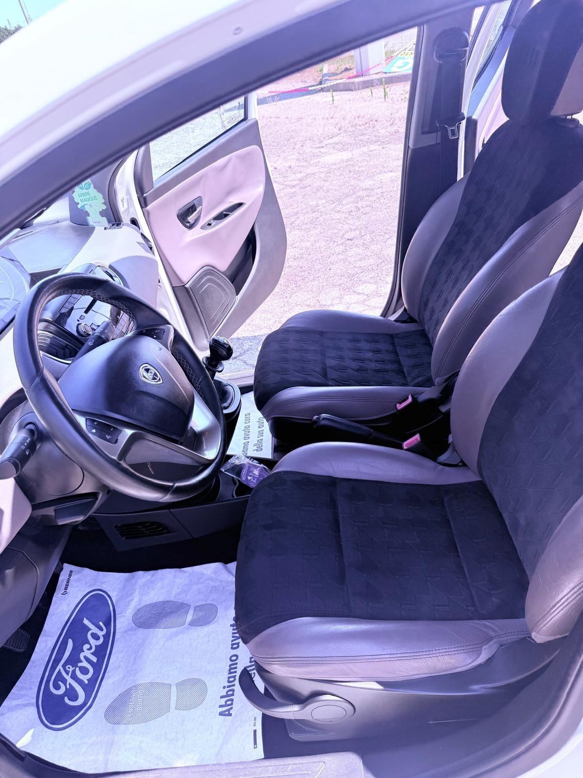 Lancia Ypsilon 1.2 69 CV 5 porte GPL Ecochic Silver