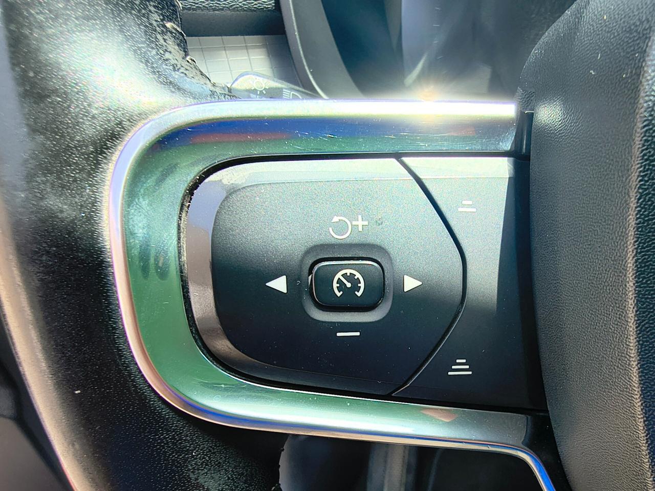 VOLVO XC40 D3 MOMENTUM "MAI VISTA UNA SIMILE"