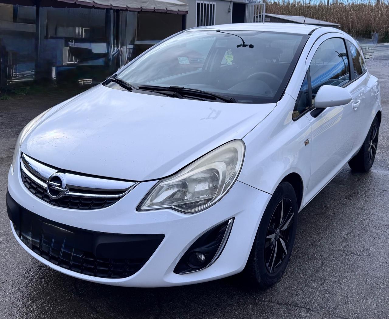Opel Corsa 1.2 3 porte b-color