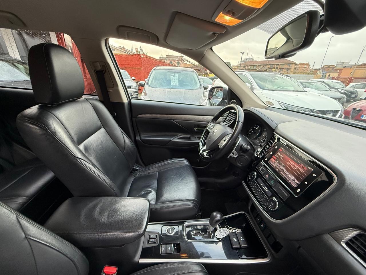 Outlander 2.2 DI-D 4x4-Instyle -7 posti-unipro-rate-E6