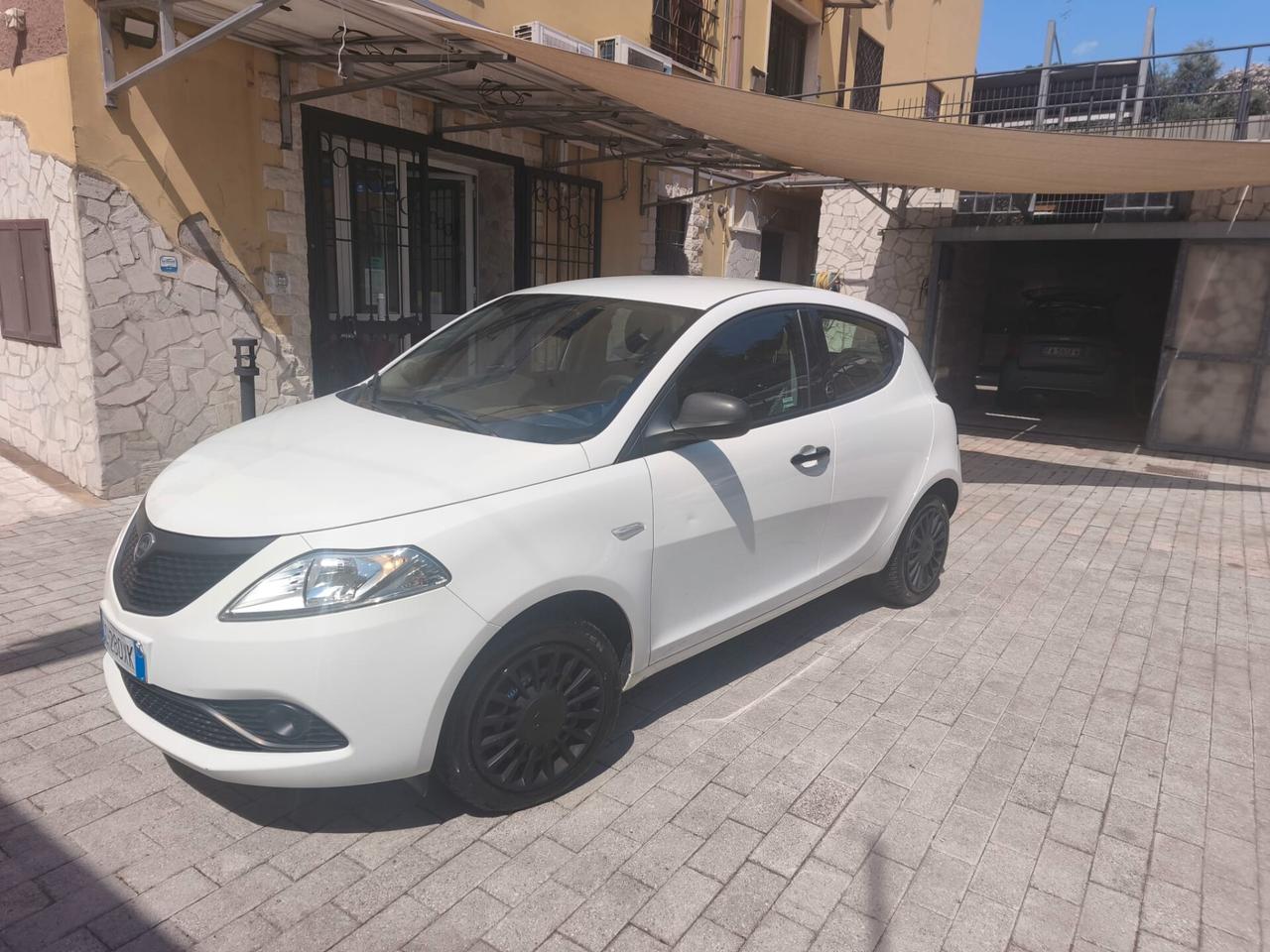 Lancia Ypsilon 1.0 FireFly 5 porte S&S Mild Hybrid Ecochic Silver