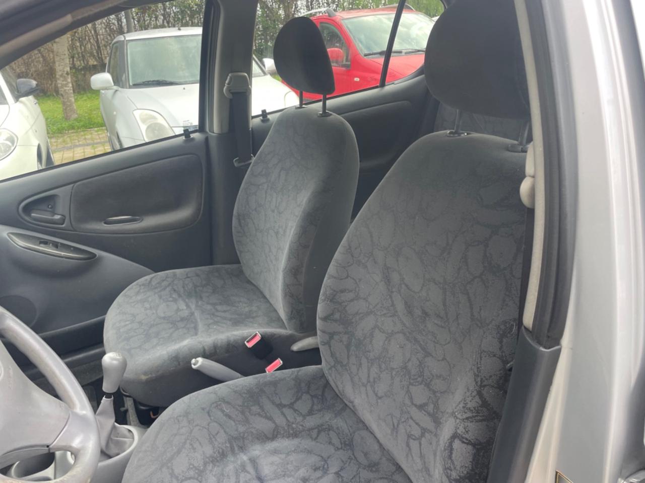 Toyota Yaris 1.0i 16V cat 5 porte Sol