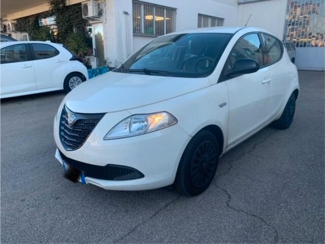 Lancia Ypsilon 1.3 MJT 95 CV 5 porte NEOPATENTATI