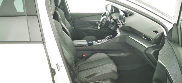 PEUGEOT 3008 Hybrid4 300 e-EAT8 Allure Pack