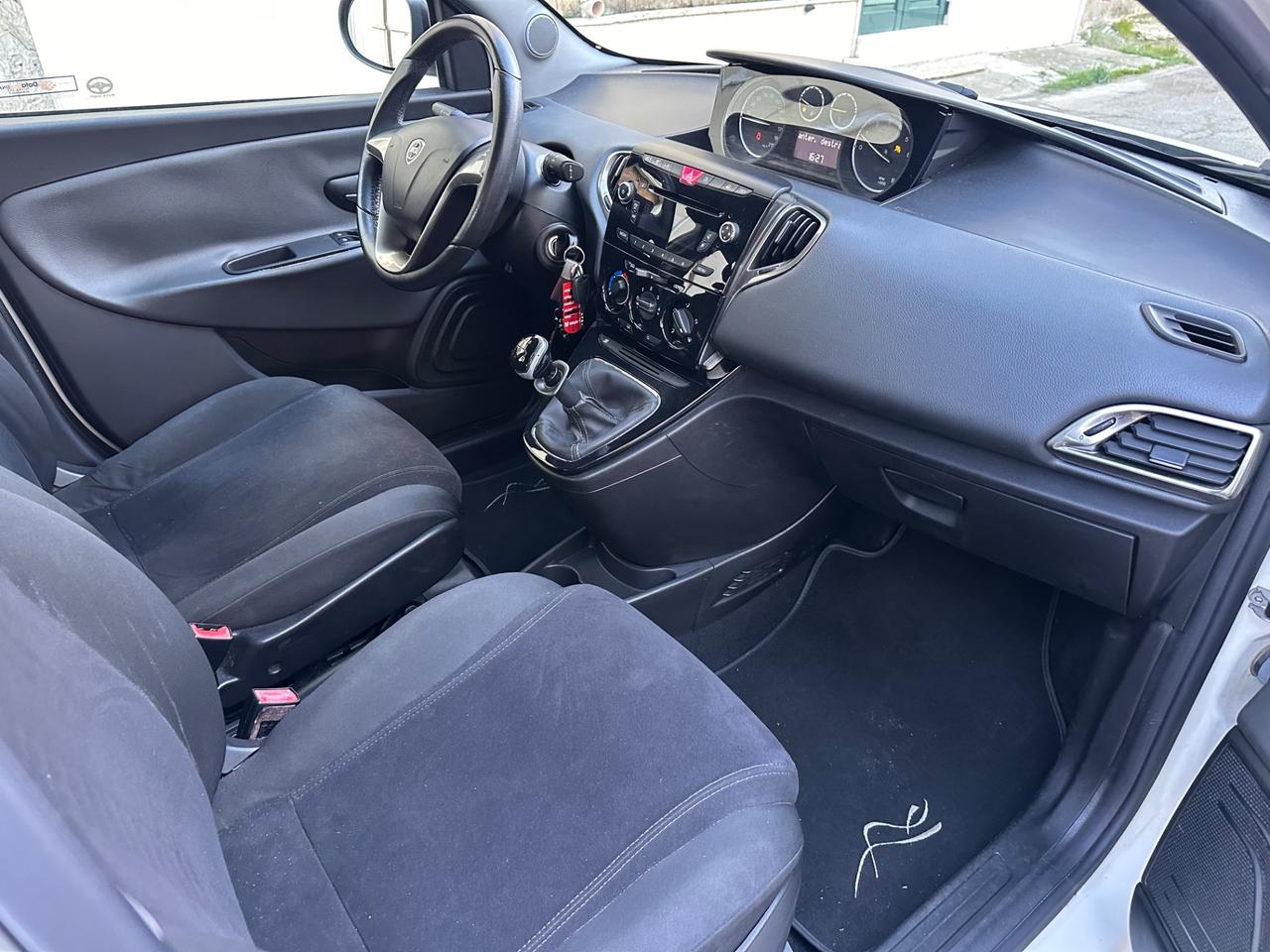 Lancia Ypsilon 1.2 69 CV 5 porte Silver