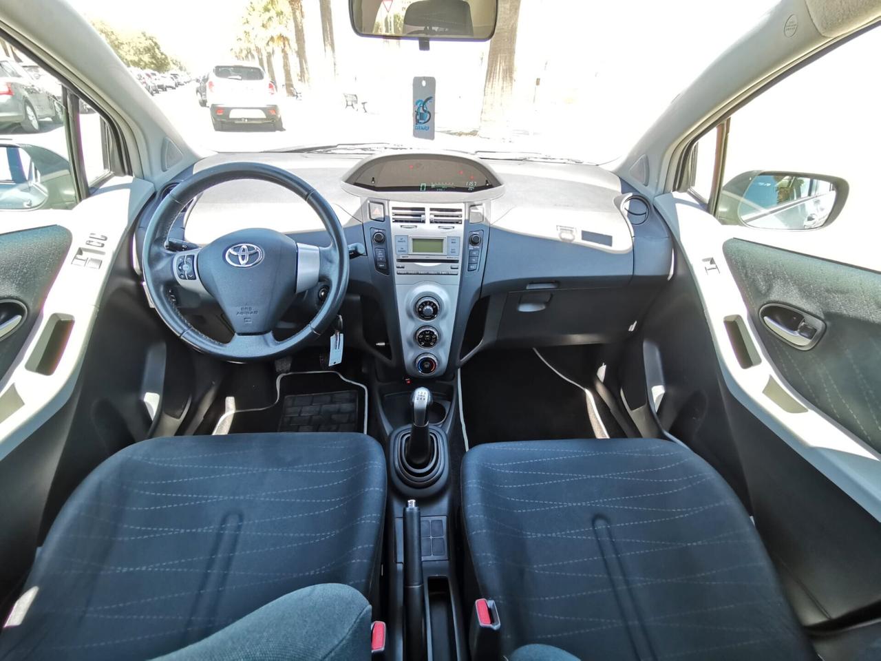 Toyota Yaris 1.3 5P. Sol solo km.97000