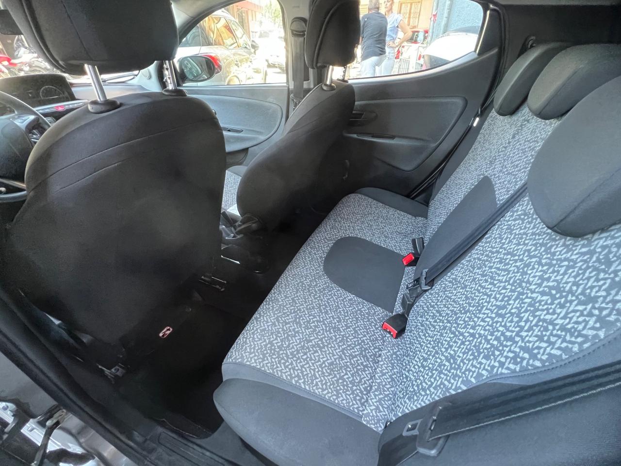 Lancia Ypsilon 1.0 FireFly 5 porte S&S Hybrid Ecochic Silver
