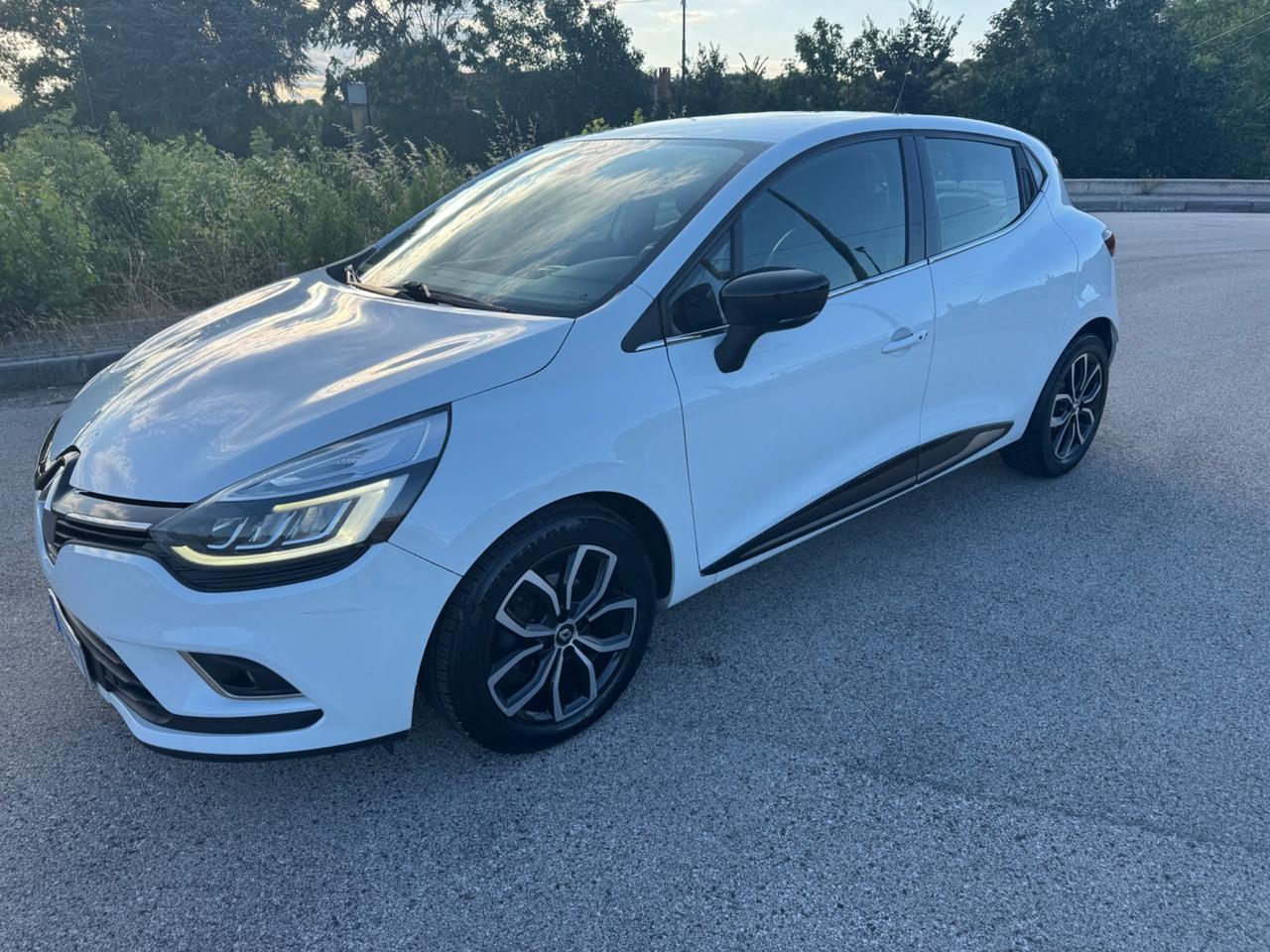 Renault Clio dCi 8V 75 CV 5 porte Moschino Life N 1 (autocarro)