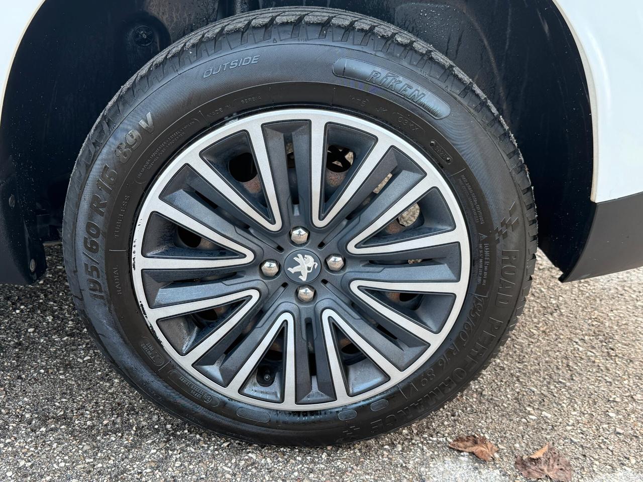 " POCHI KM " Peugeot 2008 PureTech 82 Active