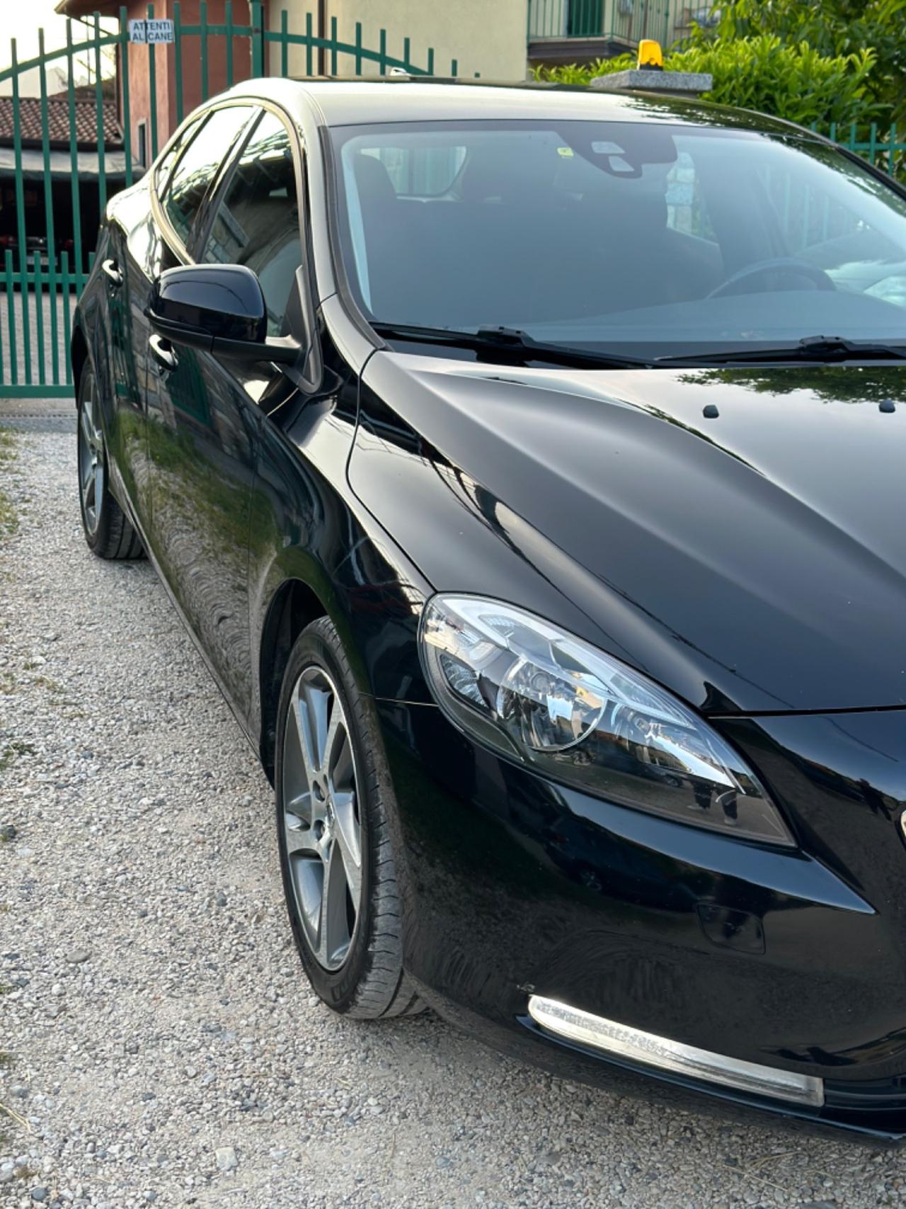 Volvo V40 D2 MOMENTUM KMCERT UNICOPR EU6B