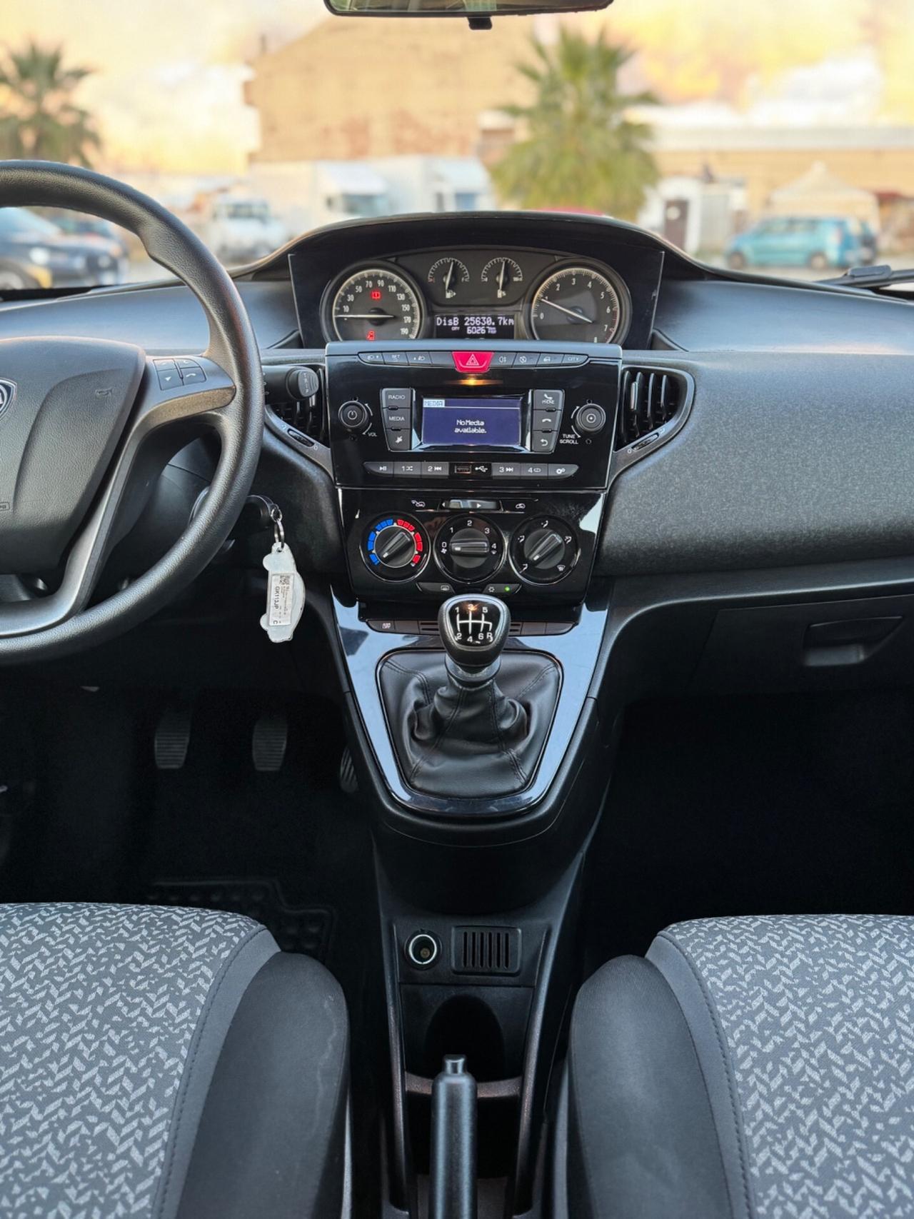 Lancia Ypsilon 1.0 FireFly 5 porte S&S Hybrid Ecochic Silver