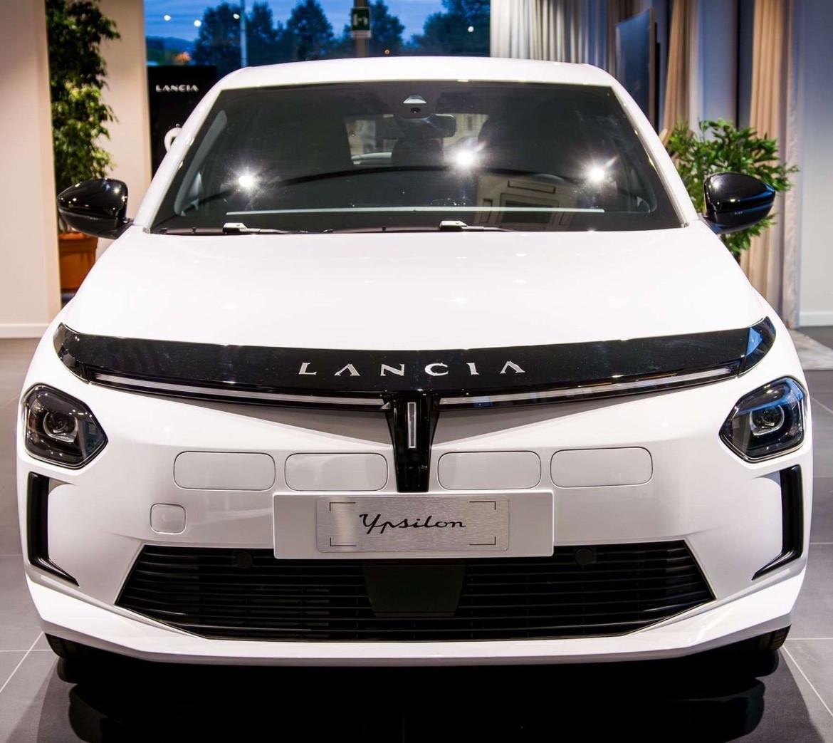 Lancia Ypsilon Hybrid e-DCT AUTO A NOLEGGIO