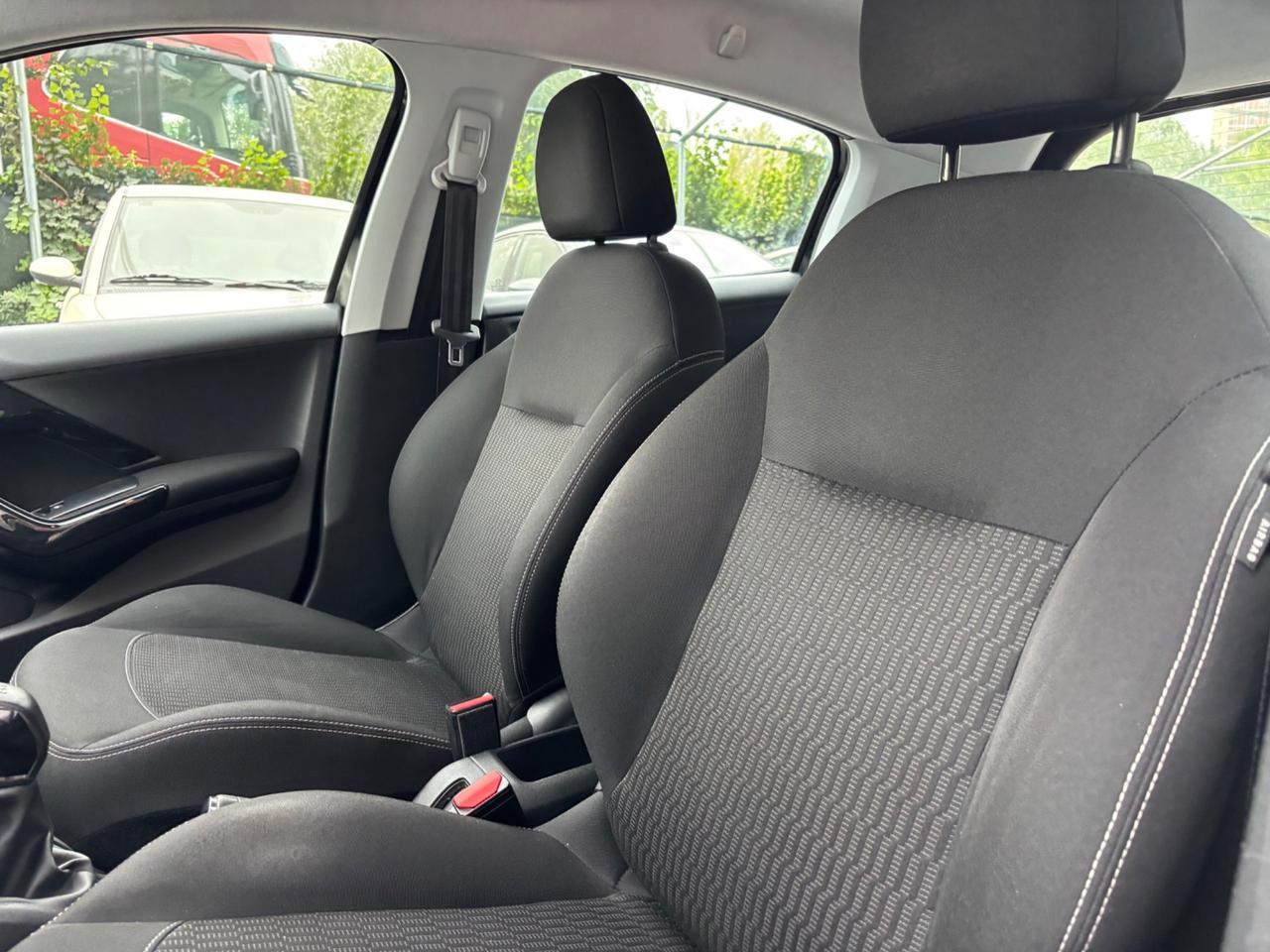 Peugeot 208 1.6 hdi 5 porte OK NEOPATENTATI