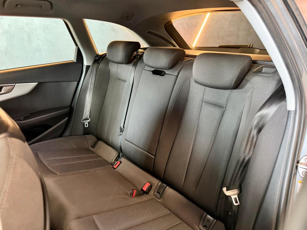 Audi A4 Avant 30 TDI S tronic Business