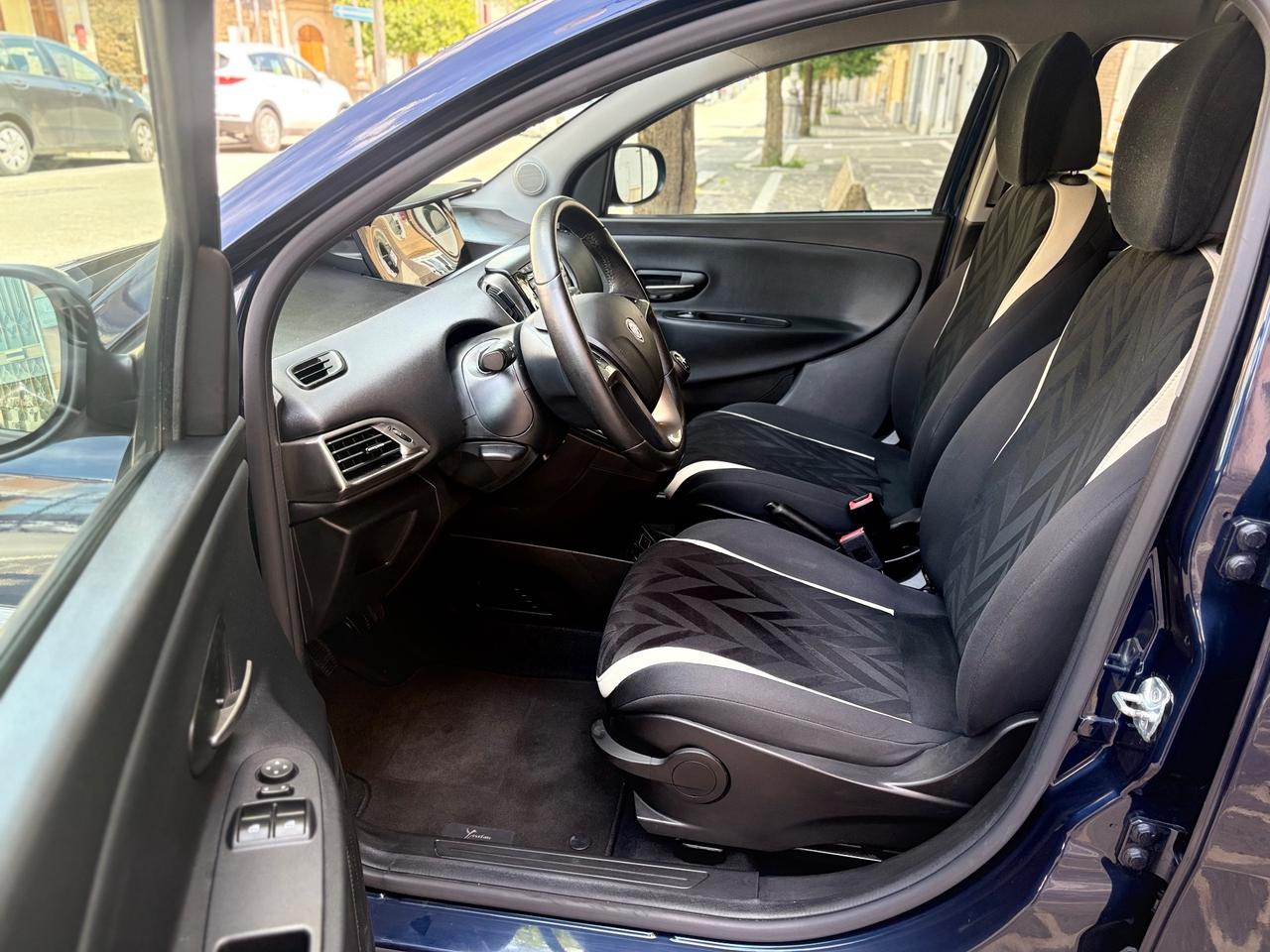 Lancia Ypsilon 1.2 69 CV 5P Gold UCONNECT Blue&Me
