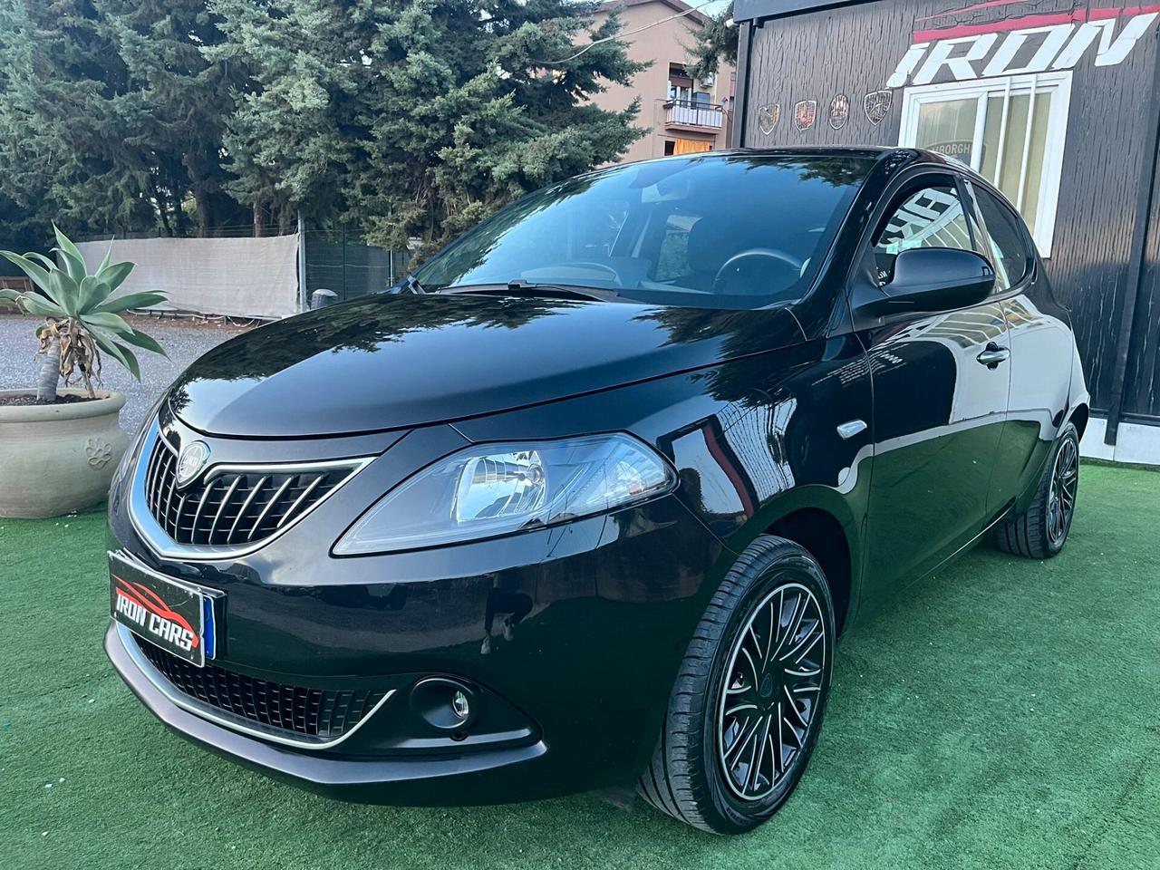 Lancia Ypsilon 1.0 FireFly 5 porte S&S Hybrid Ecochic Silver