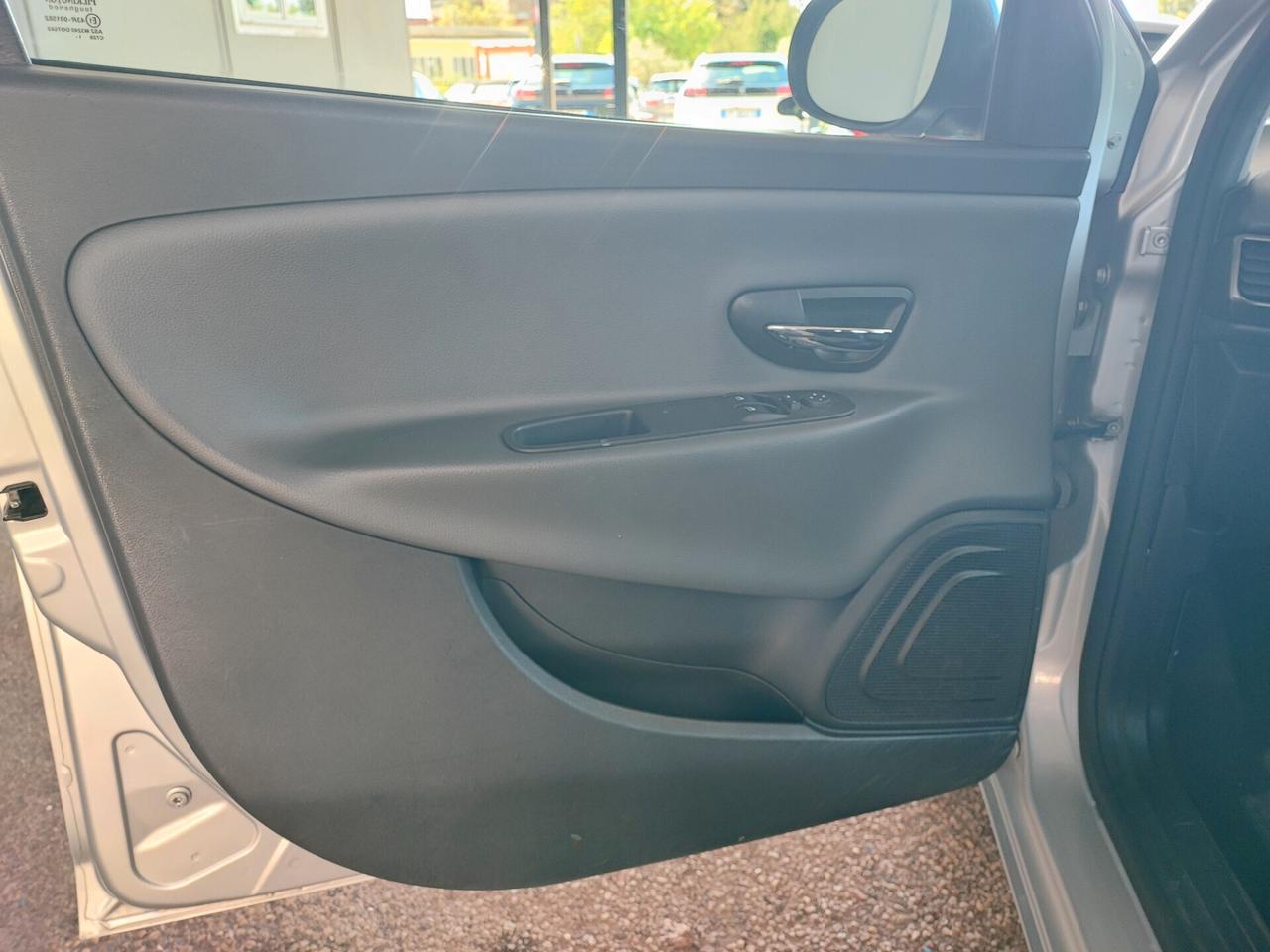 Lancia Ypsilon 1.2 69 CV Unyca