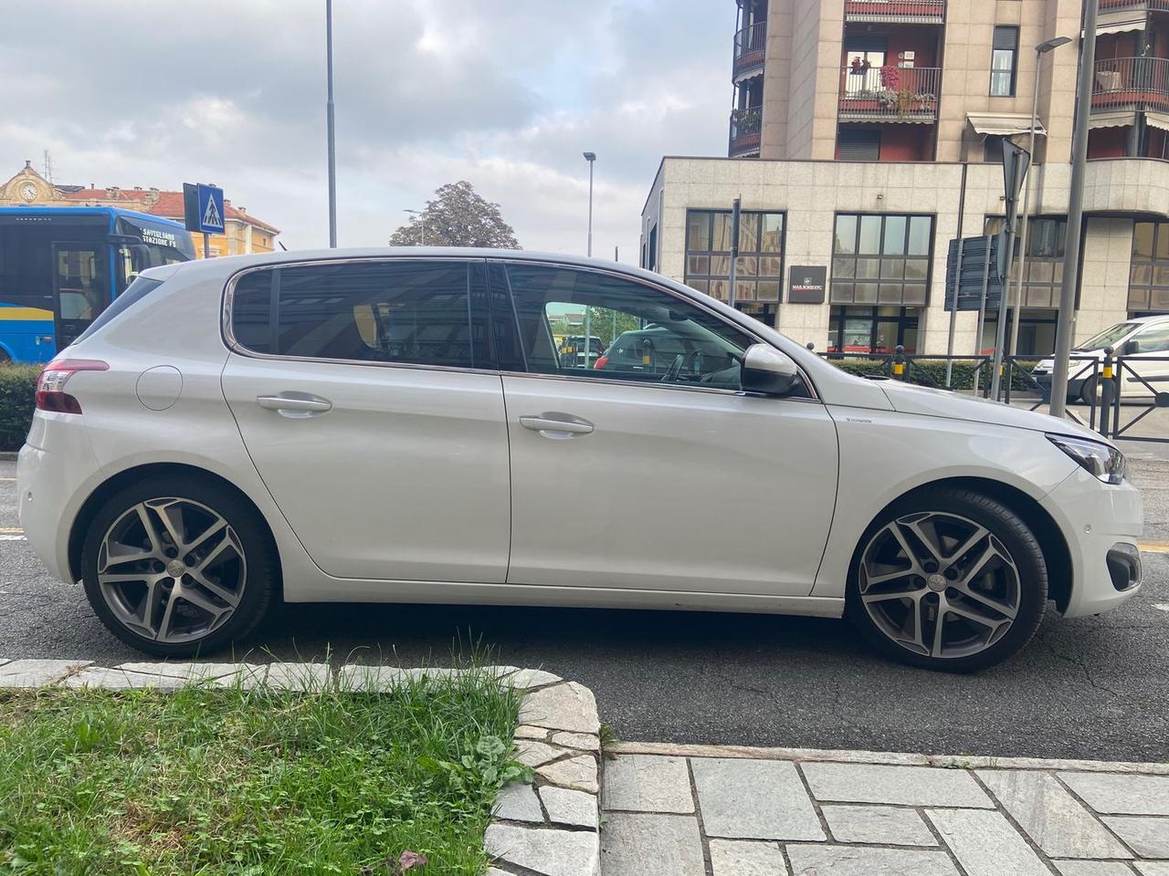 Peugeot 308 Allure 2.0 Blue HDI 150