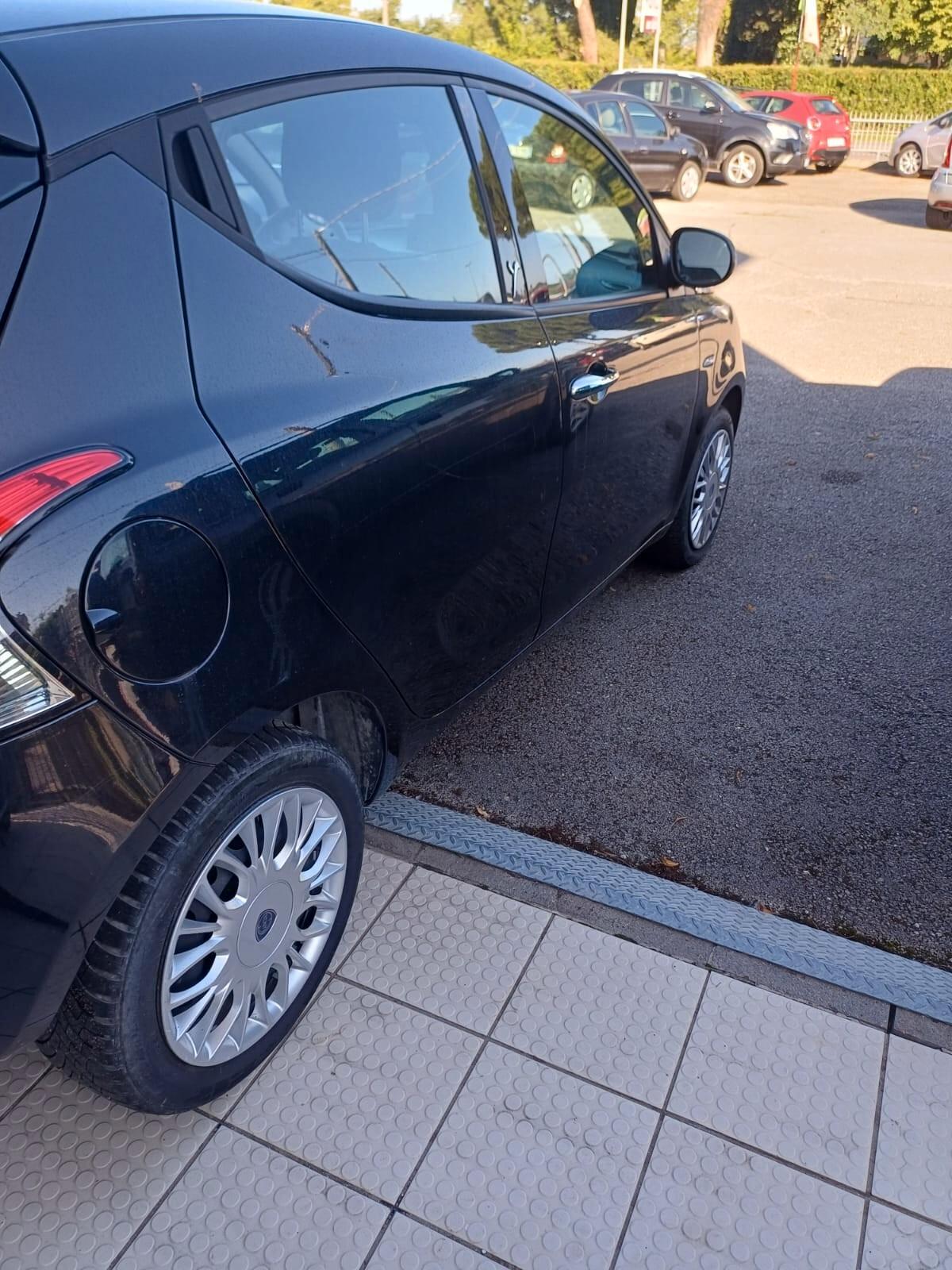 Lancia Ypsilon 1.2 69 CV 5 porte Silver