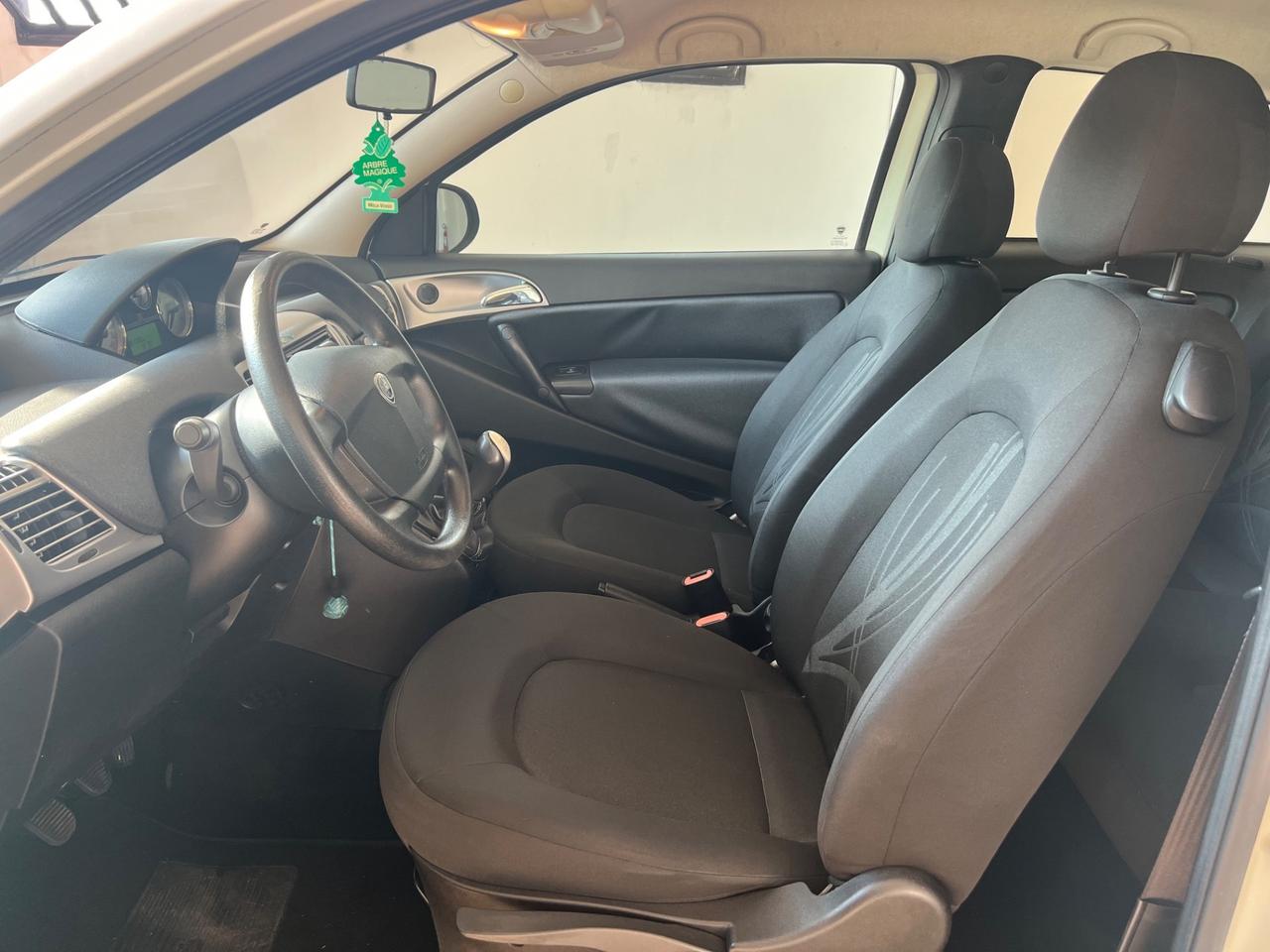 Lancia Ypsilon 1.3 MJT 75 CV Unyca