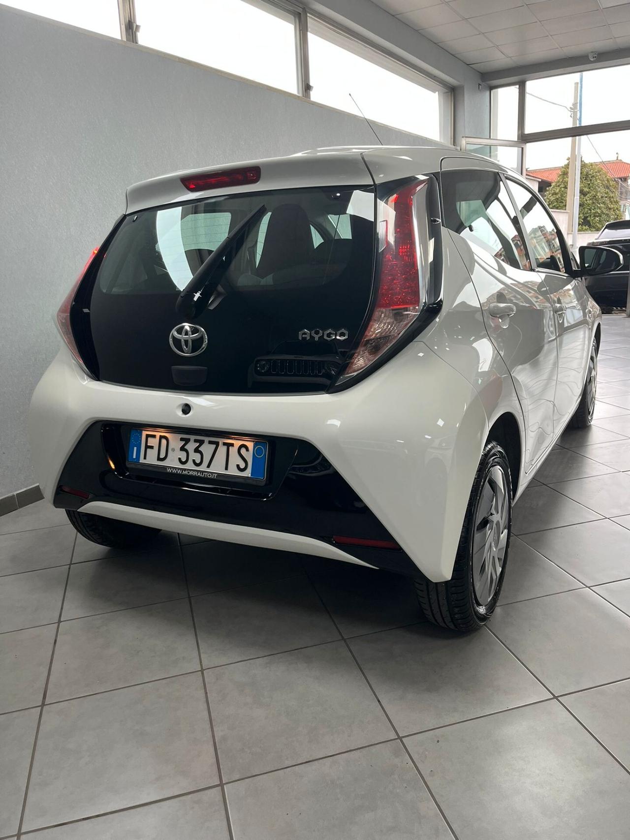 Toyota Aygo 1.0 VVT-i 69 CV 5 porte x-black