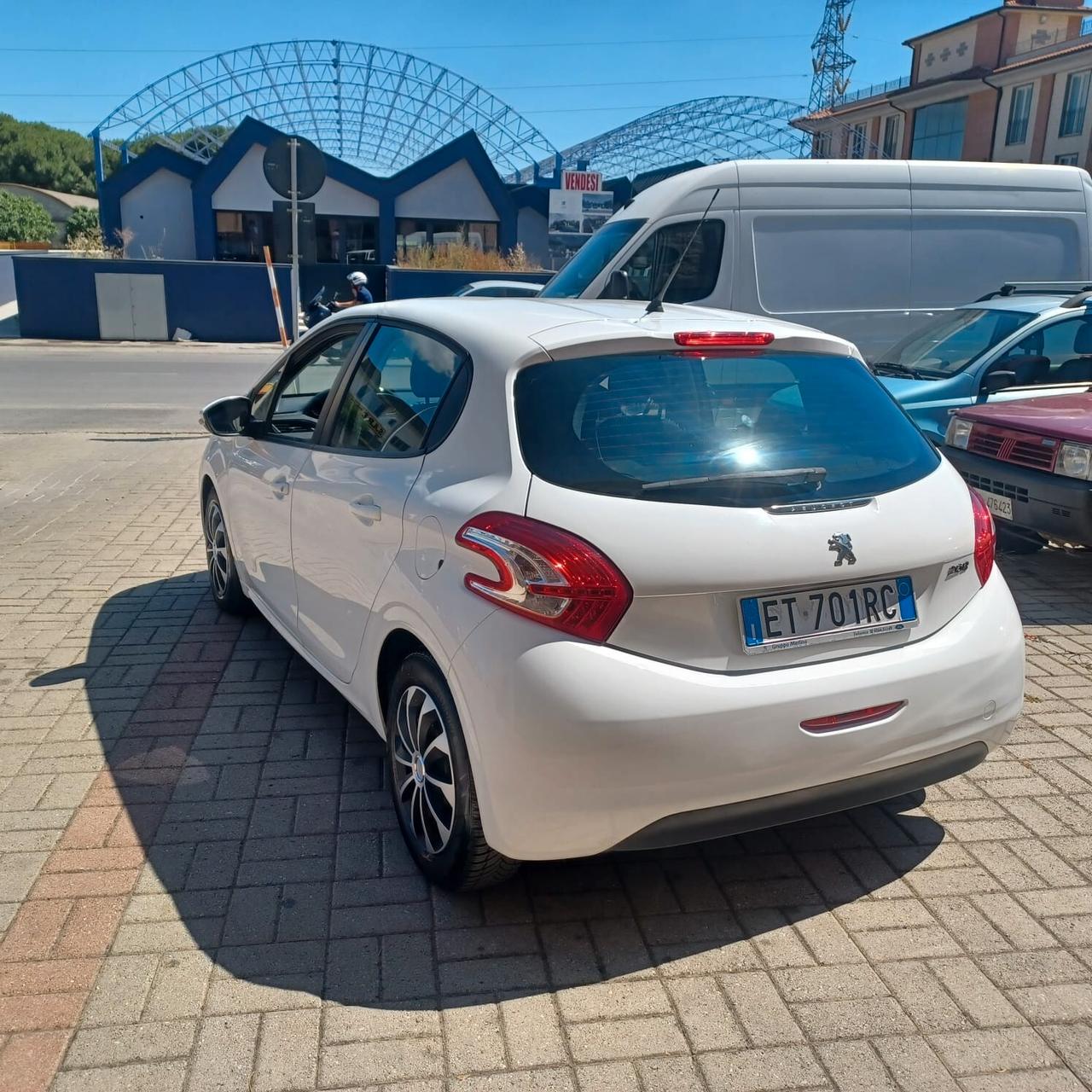 SEMBRA NUOVA PEUGEOT 208 1.4 GPL DI FABBRICA