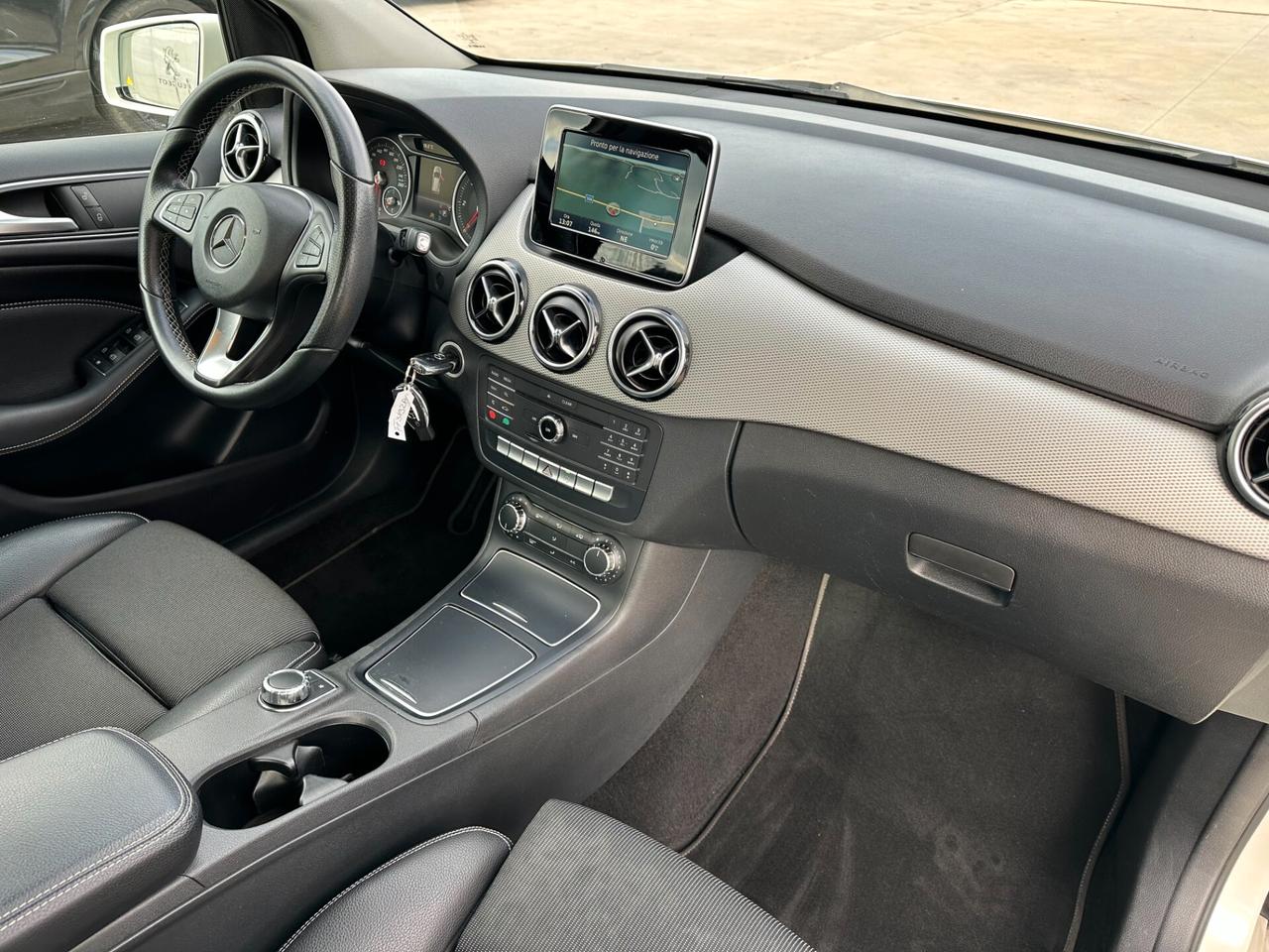 Mercedes-Benz B 180 SPORT*AUT*NAVI*KAMERA*KEY*BLUETOOTH*F1*MULTILED*