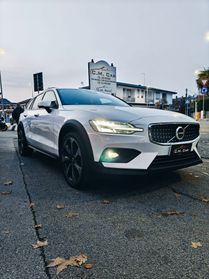Volvo V60 Cross Country B4 (d) AWD automatico Plus