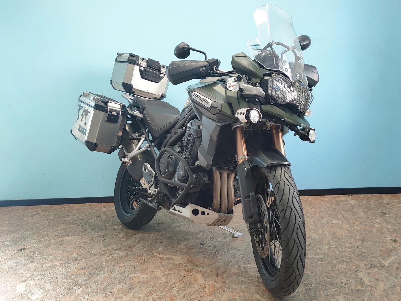 Triumph Tiger Explorer XC con tris bauletti GIVI
