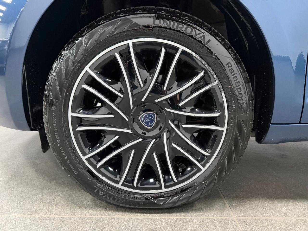 Lancia Ypsilon 1.0 FireFly 5 porte S&S Hybrid Ecochic Silver