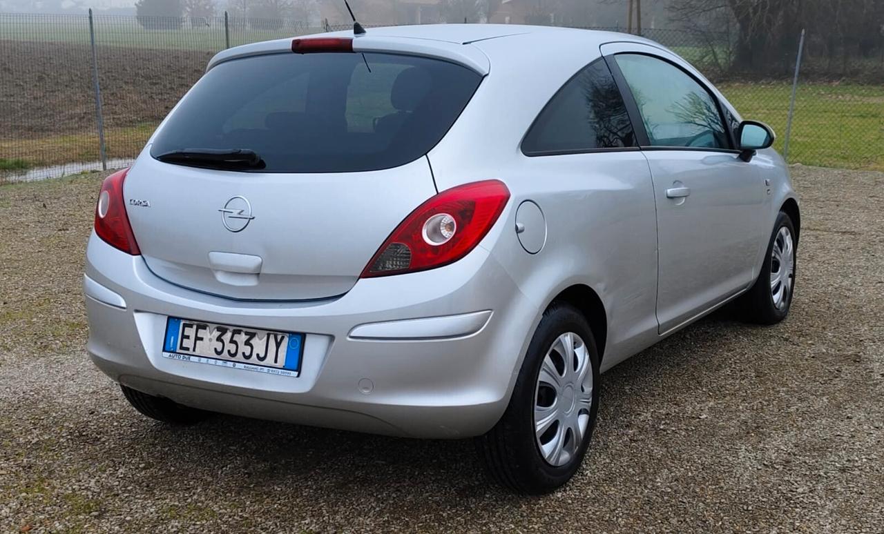 Opel Corsa 1.2 3 porte b-color