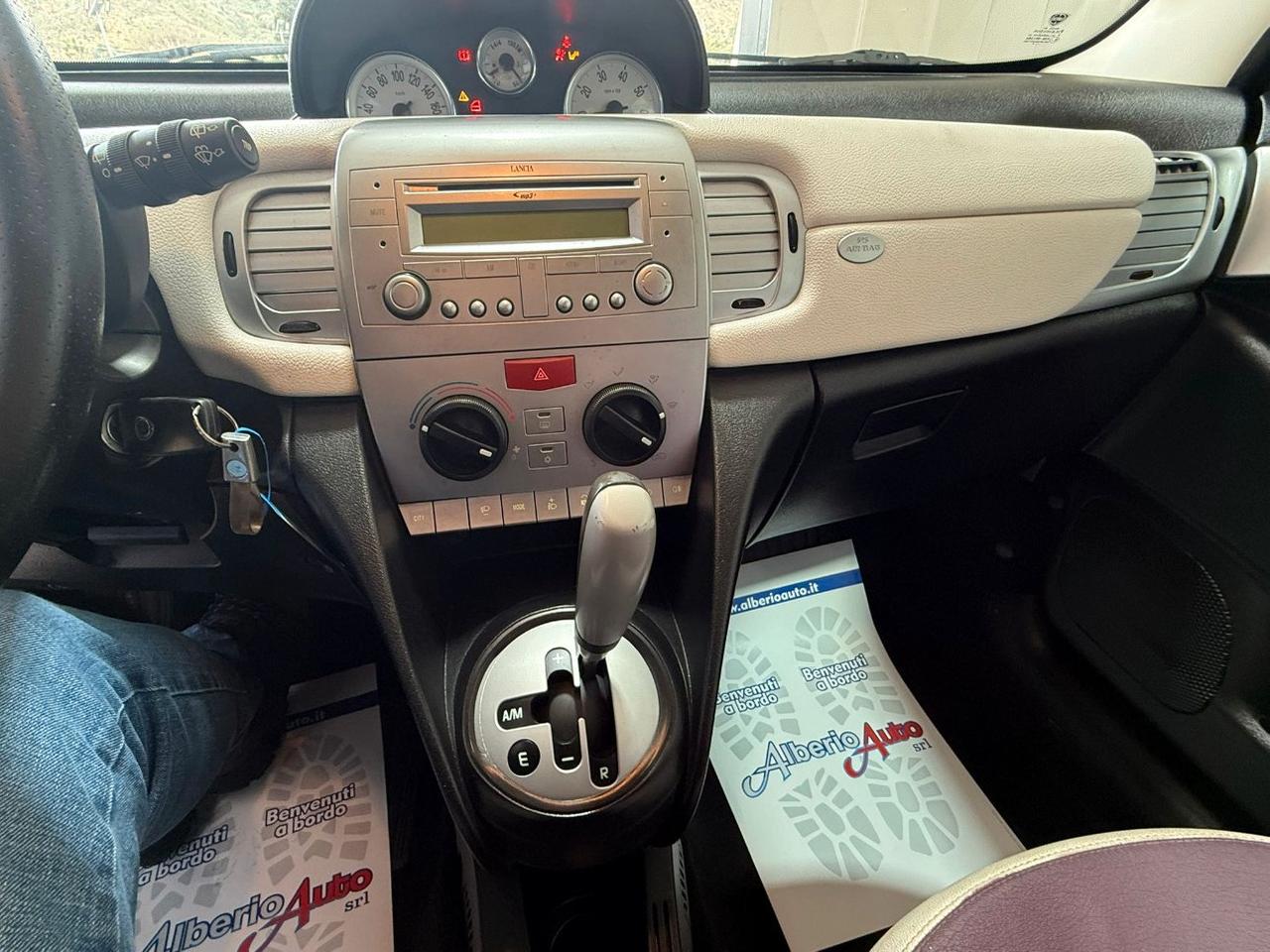 Lancia Ypsilon 1.3 MJT 75 CV Versus