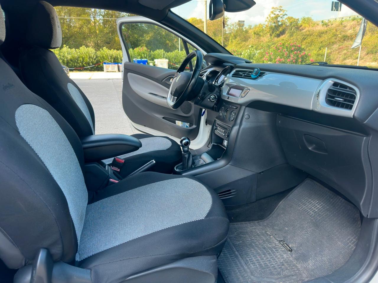 DS3 1.4 HDi 70 Just Black Full Optional