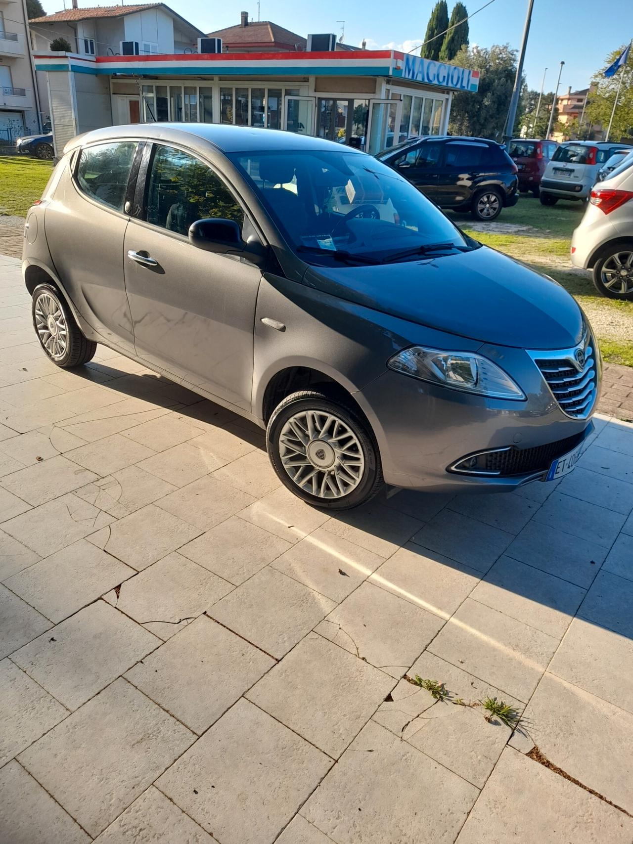 Lancia Ypsilon 0.9 TwinAir 85 CV 5 porte Metano