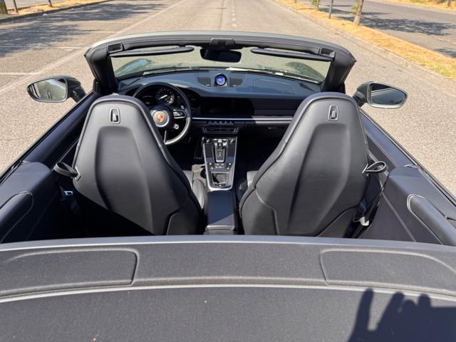 PORSCHE 992 Carrera 4 Cabriolet AVENTURINE MET.