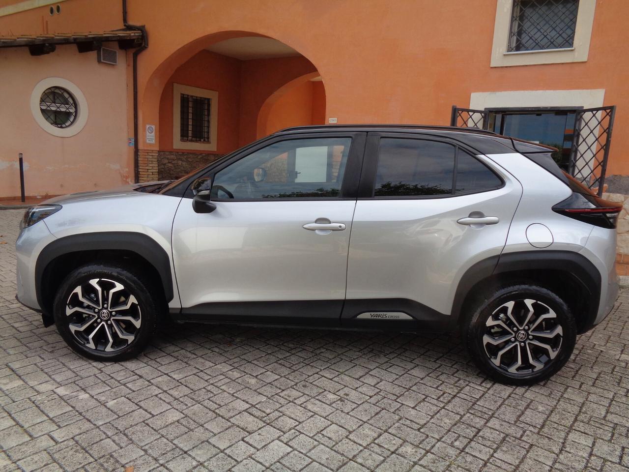 Toyota Yaris Cross 1.5 Hybrid 5p. E-CVT Trend ARGENTO E NERA NESSUN VINCOLO DI FINANZIAMENTO