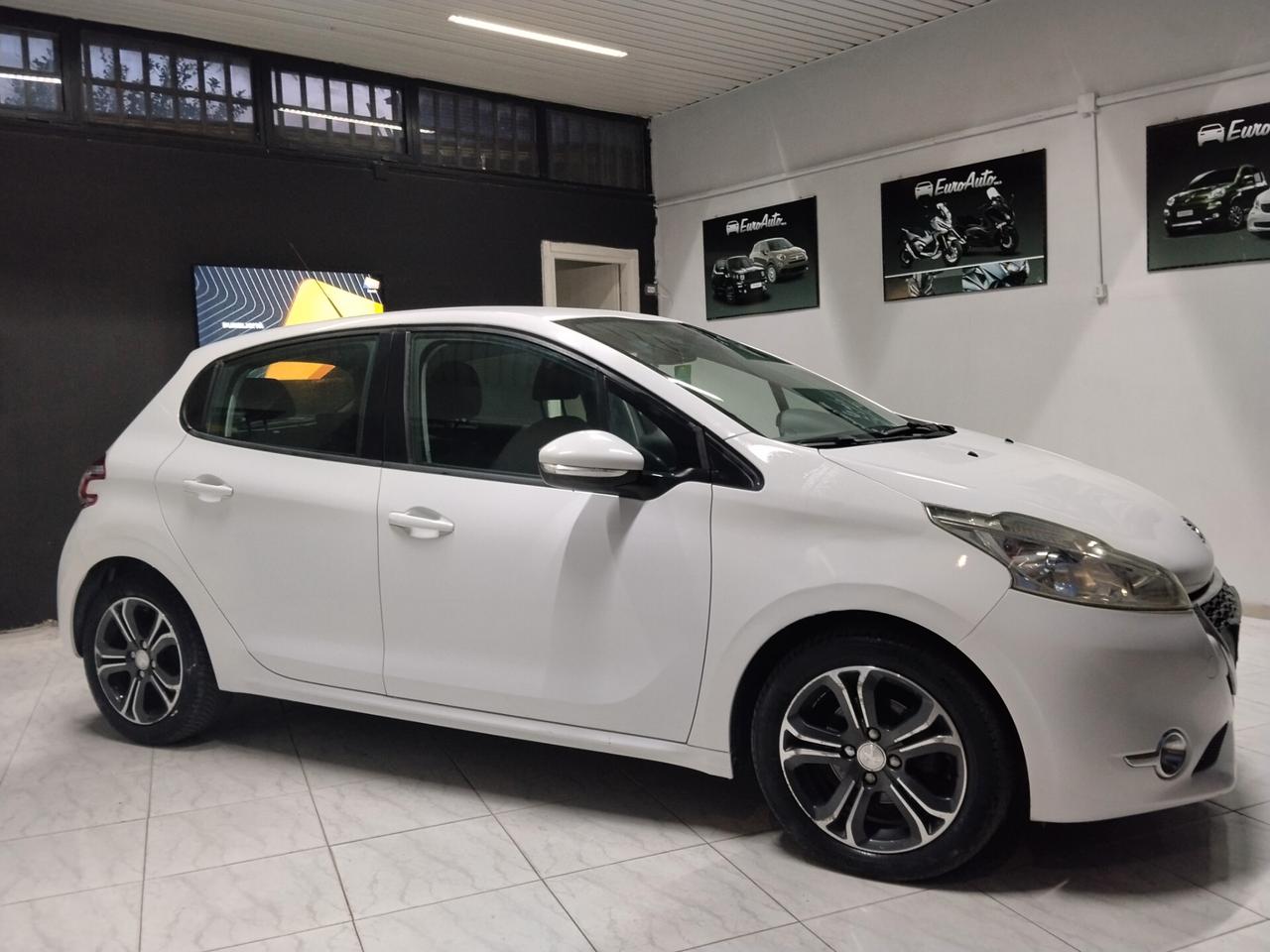 Peugeot 208 1.4 diesel 2014 CON GARANZIA