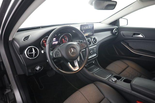 MERCEDES-BENZ CLA sse GLA GLA 200 d Automatic Business
