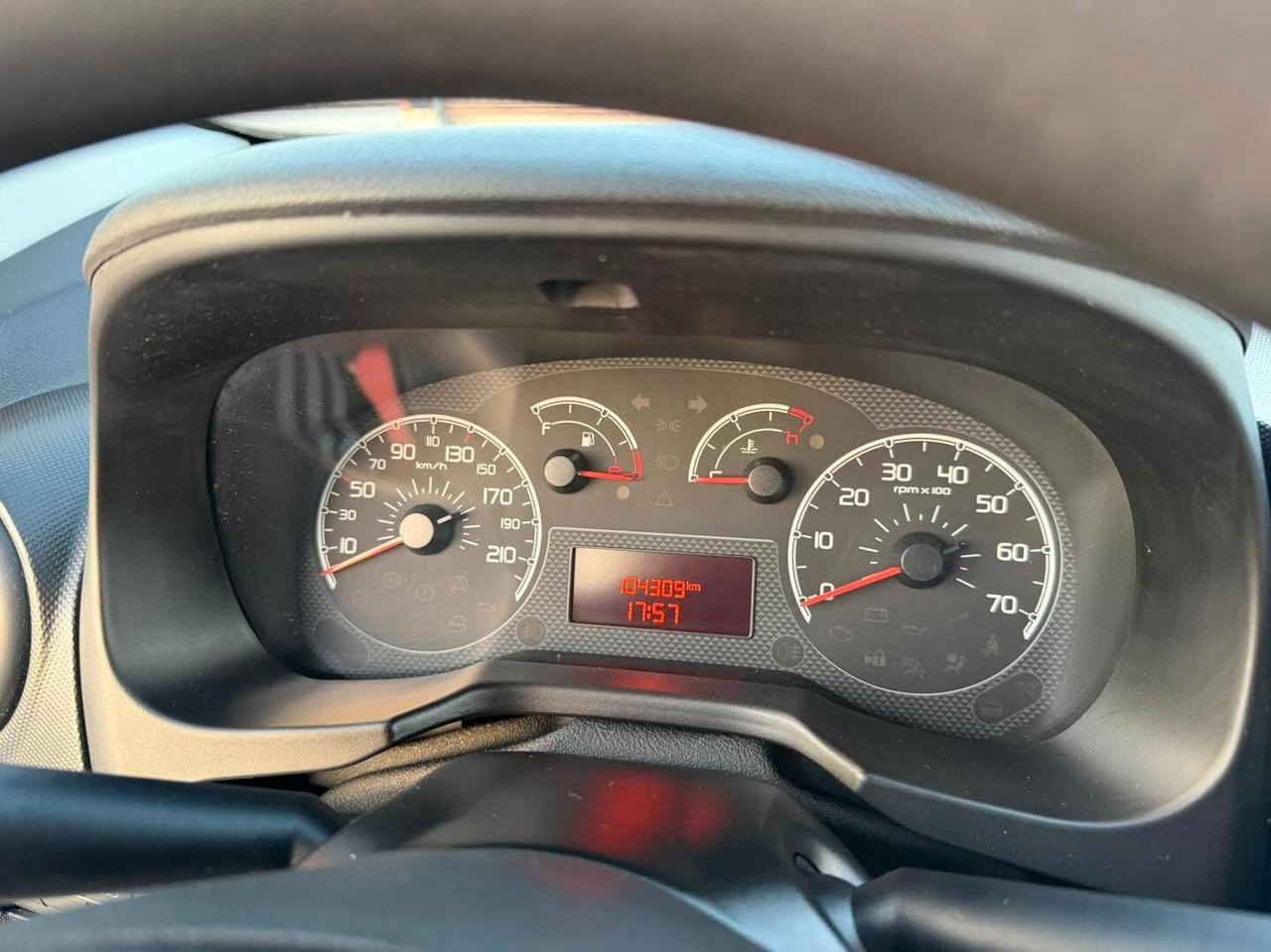 Fiat Qubo 1.3 MJT -TREKKING- Autocarro 4 POSTI