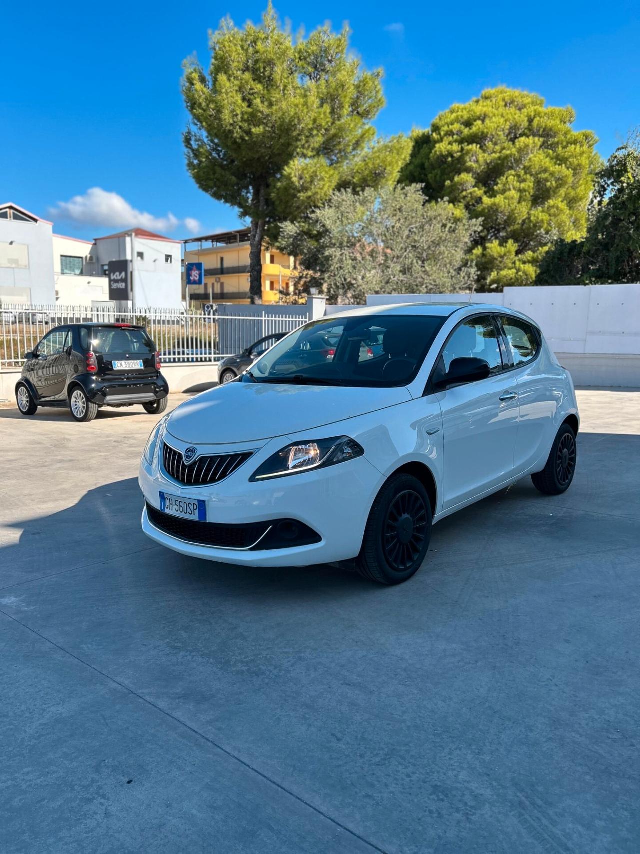 Lancia Ypsilon 1.0 FireFly 5 porte S&S Hybrid Ecochic Silver