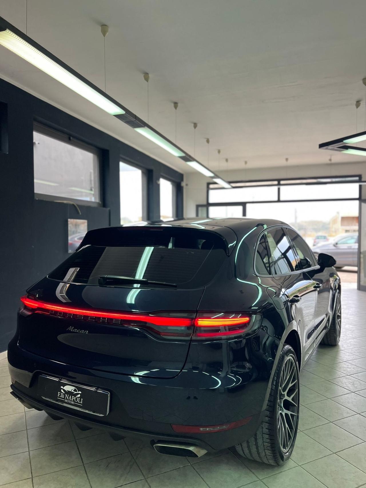 Porsche Macan 2.0 Iva esposta