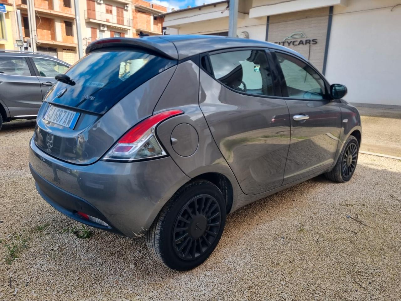 Lancia Ypsilon 1.0 FireFly 5 porte S&S Hybrid Ecochic Silver