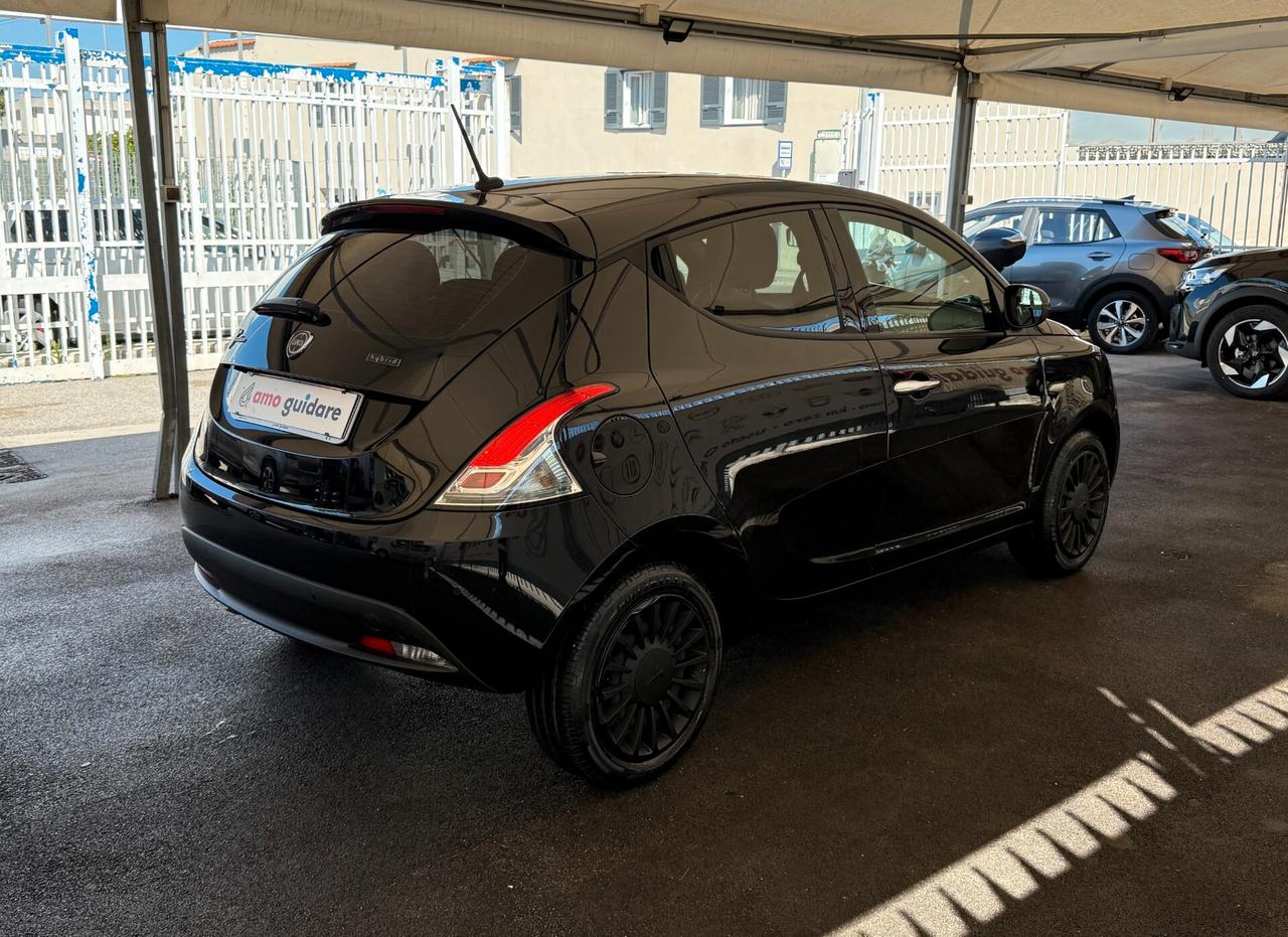 Lancia Ypsilon 1.0 FireFly 5 porte S&S Hybrid Ecochic Silver