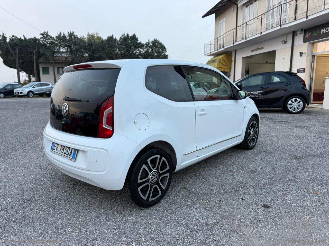 VOLKSWAGEN 1.0 75 CV 5p. high up!