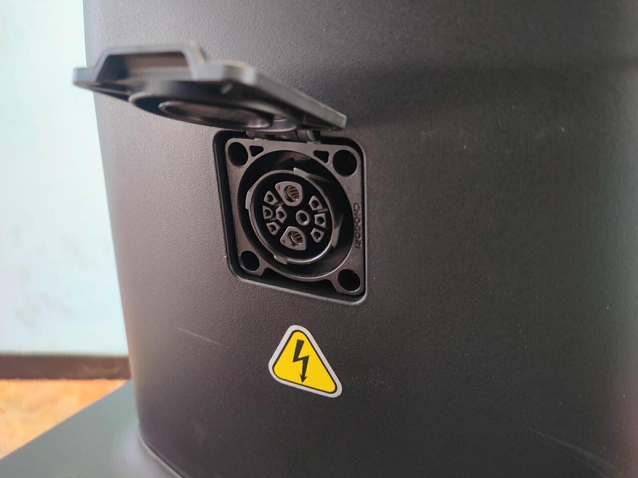 Nmoto NCF S : l'e-scooter che ti porta anche in autostrada