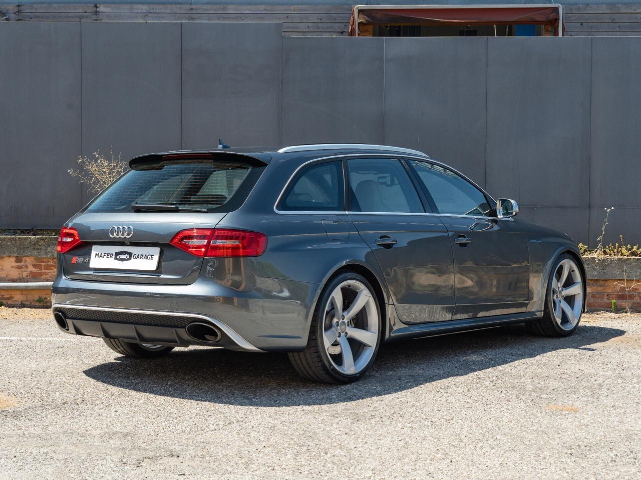 Audi A4 RS 4 Avant 4.2 V8 FSI quattro S tronic