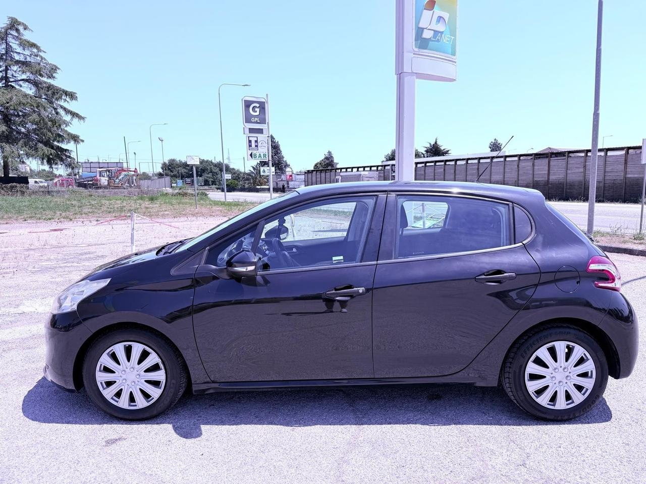 Peugeot 208 1.4 HDi 68 CV 5 porte Ok neopatentati