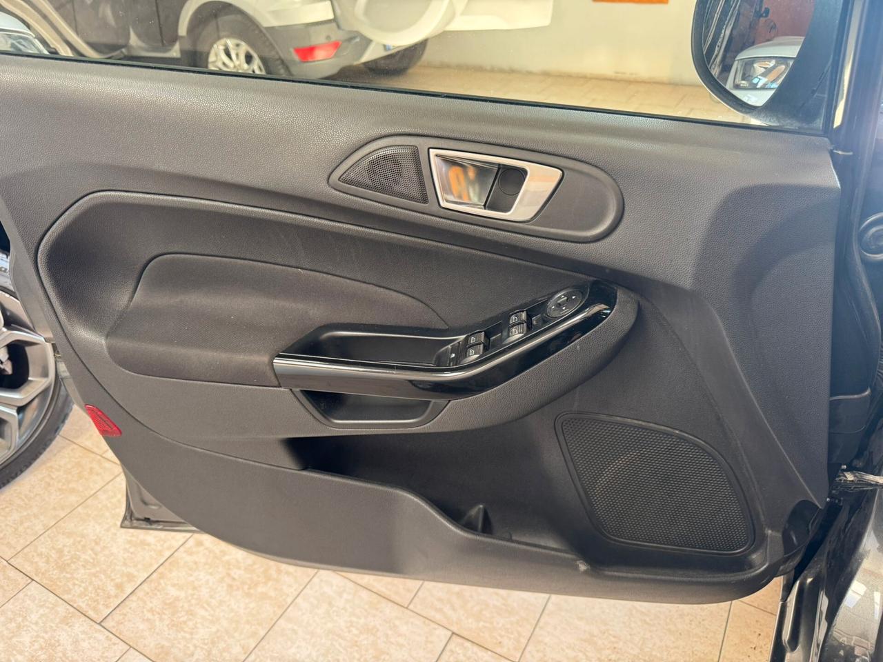 Ford Fiesta 1.2 60CV 5 porte Black & White Edition